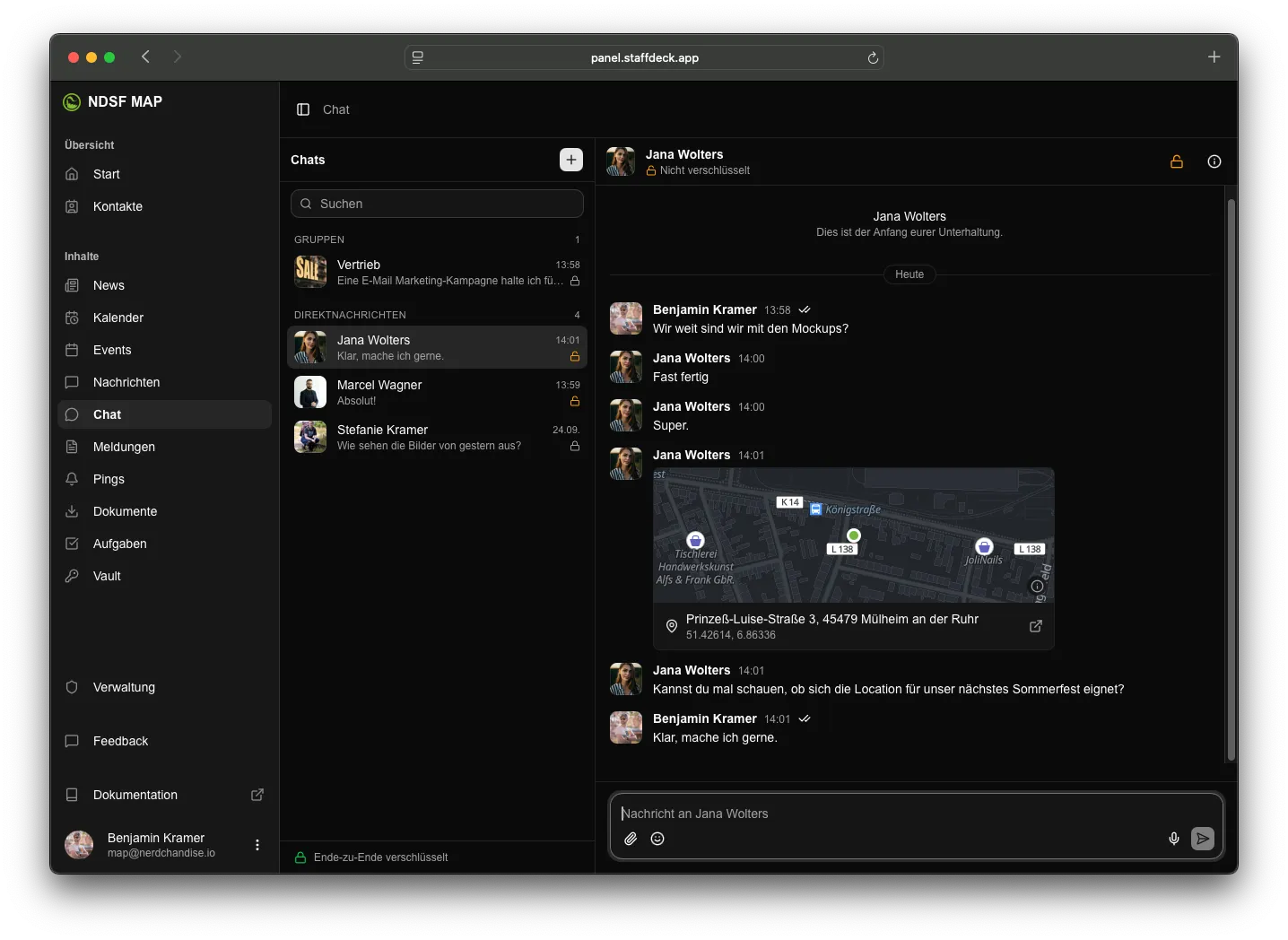 Der Chat in der Webversion mit Gruppen und Direktnachrichten links, rechts eine Unterhaltung mit geteiltem Standort